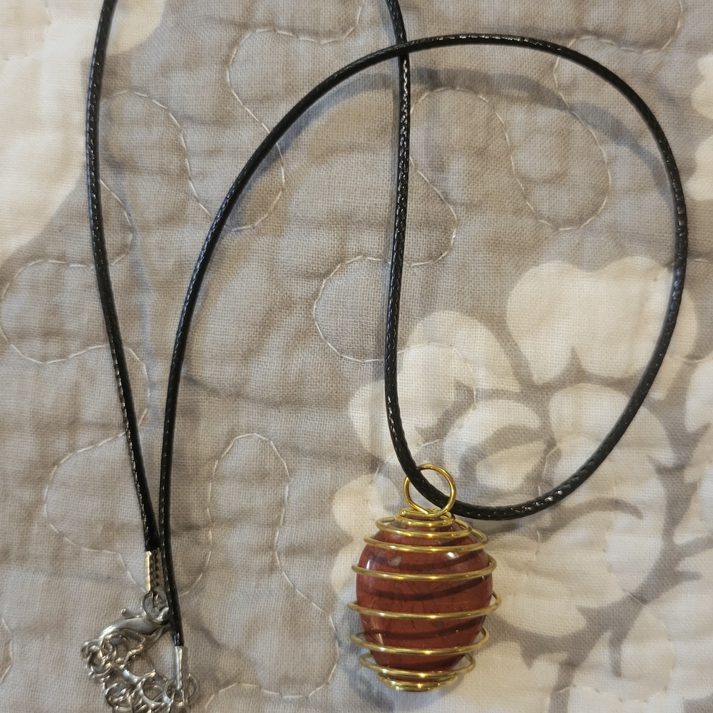 Elegant Gold and Brown Pendant Necklace
